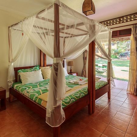 Airport Guesthouse Entebbe Zewnętrze zdjęcie