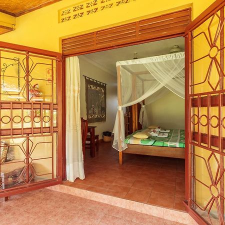Airport Guesthouse Entebbe Zewnętrze zdjęcie