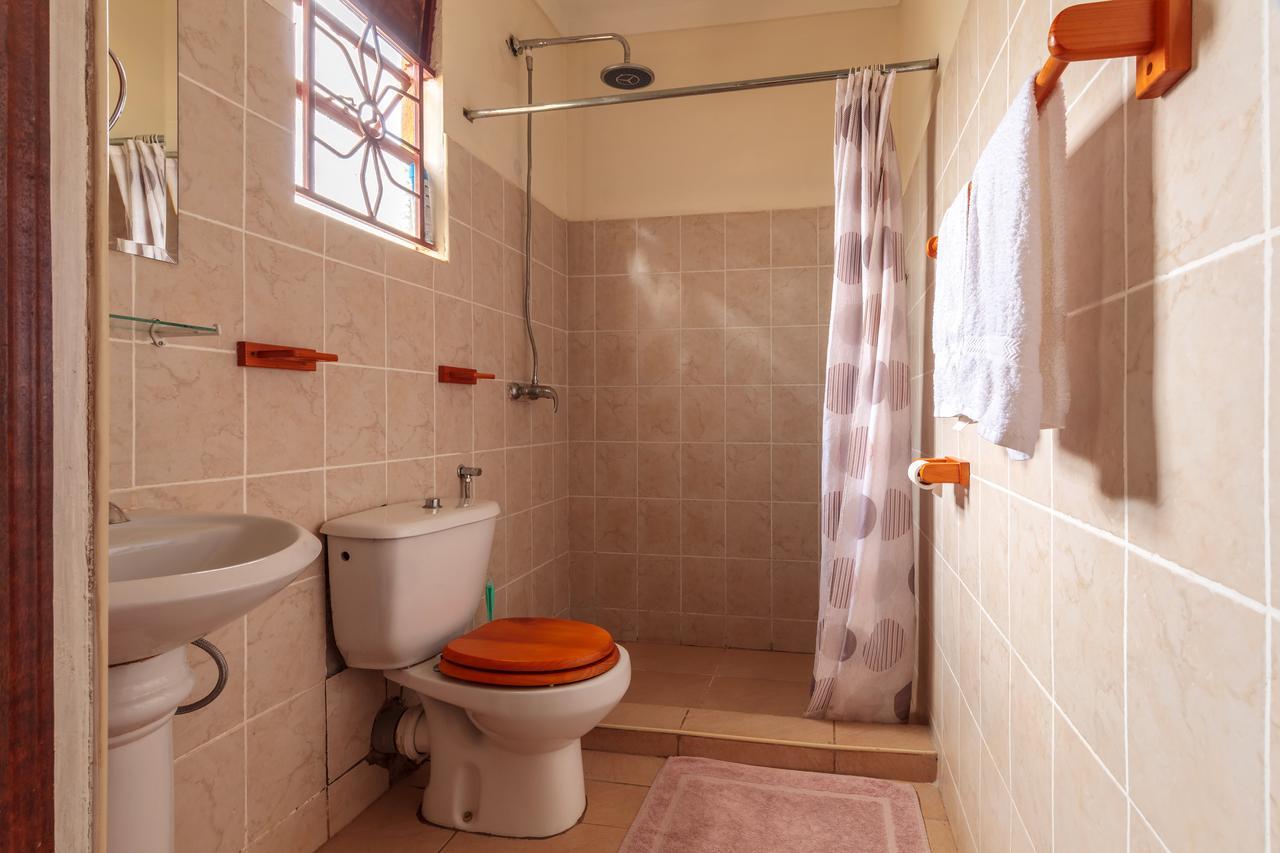 Airport Guesthouse Entebbe Zewnętrze zdjęcie