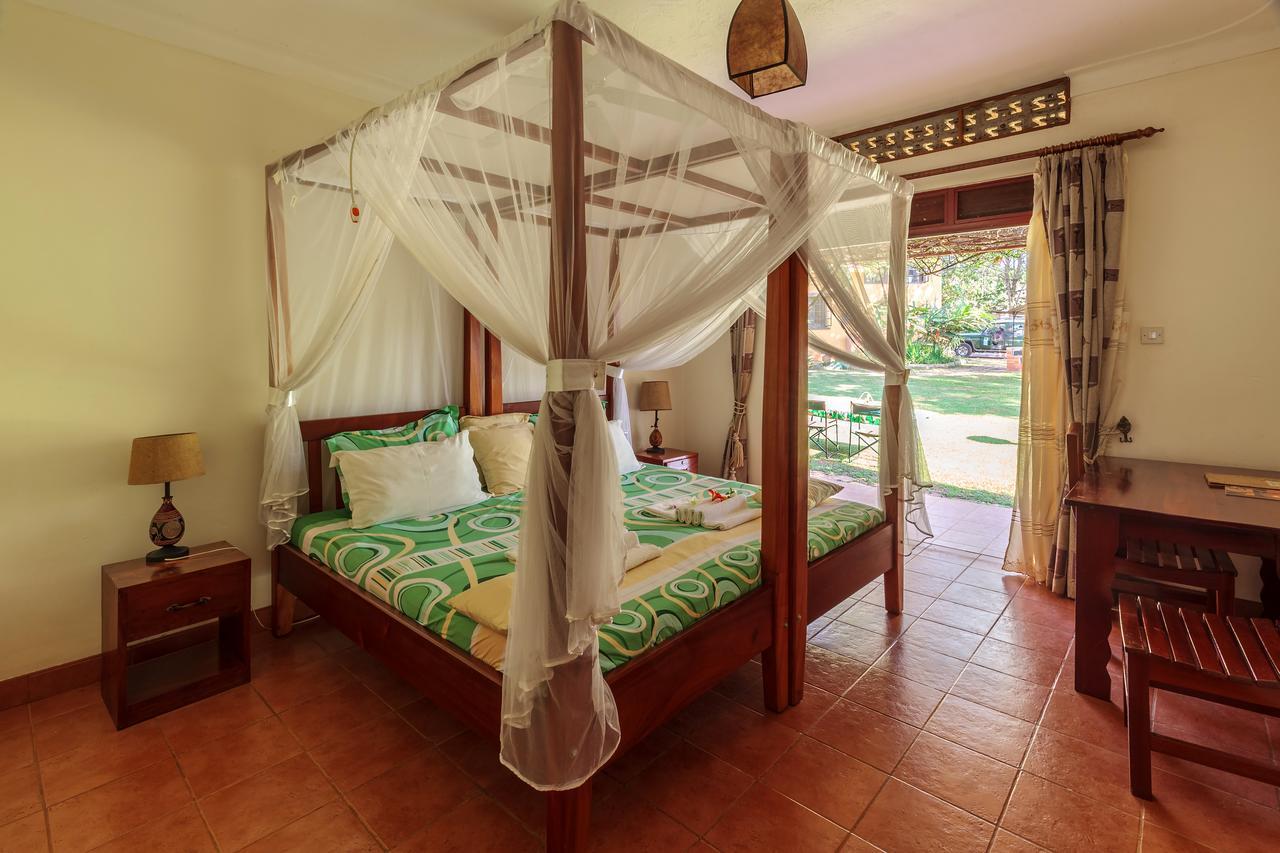 Airport Guesthouse Entebbe Zewnętrze zdjęcie