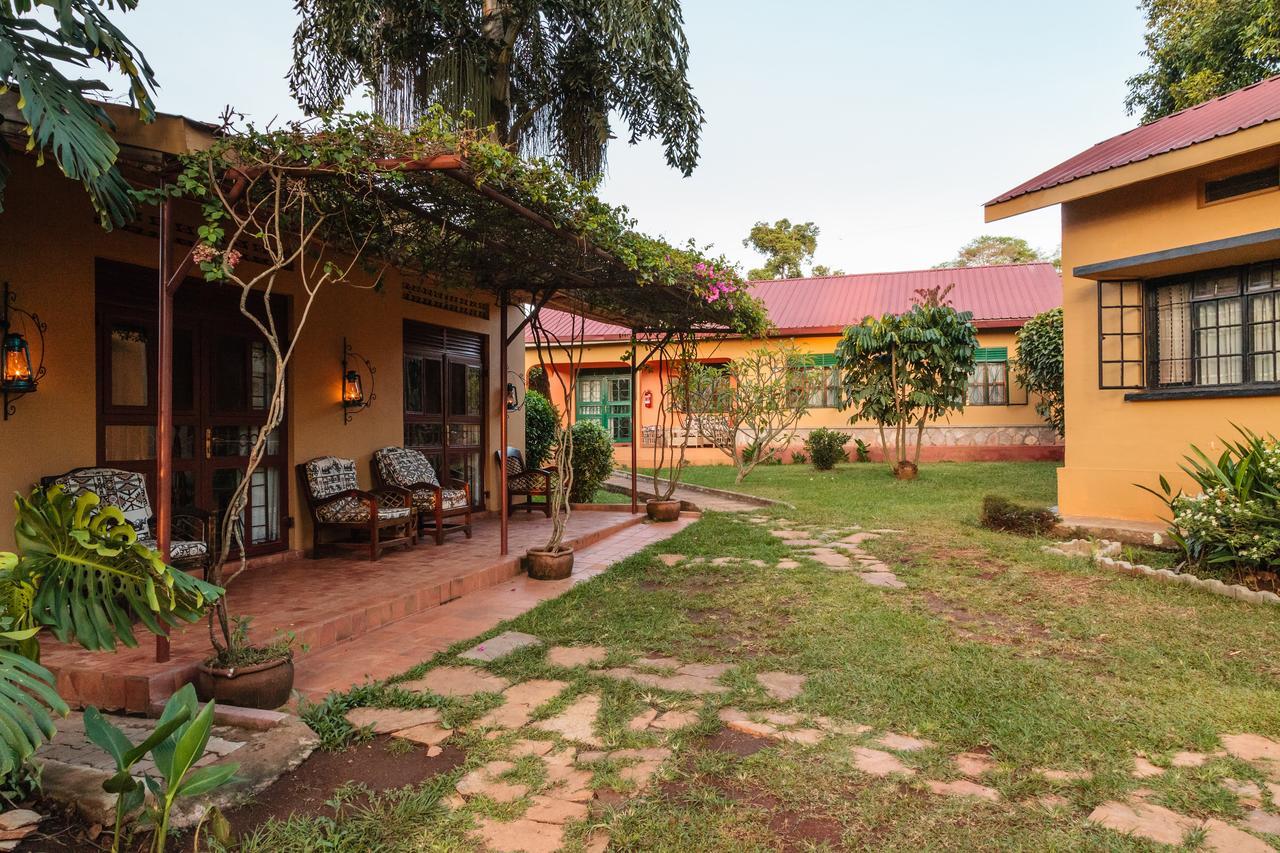 Airport Guesthouse Entebbe Zewnętrze zdjęcie
